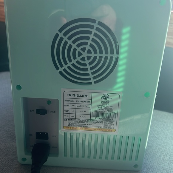Frigidaire Mini Cooler - Picture 4 of 7